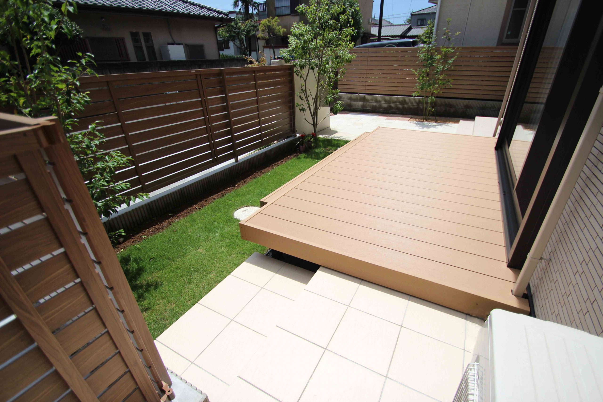 リクシル　エクステリアコンテスト2020入選作品。<br>蝉時雨に包まれる砂岩の石畳み。<br>上品エレガントな素材感。14